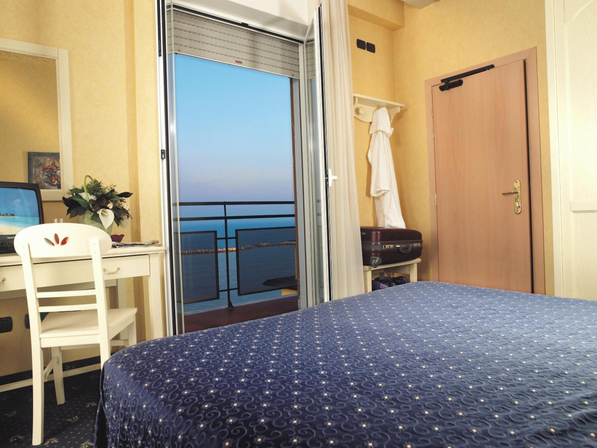 Hotel Mondial Bellaria-Igea Marina Exteriör bild