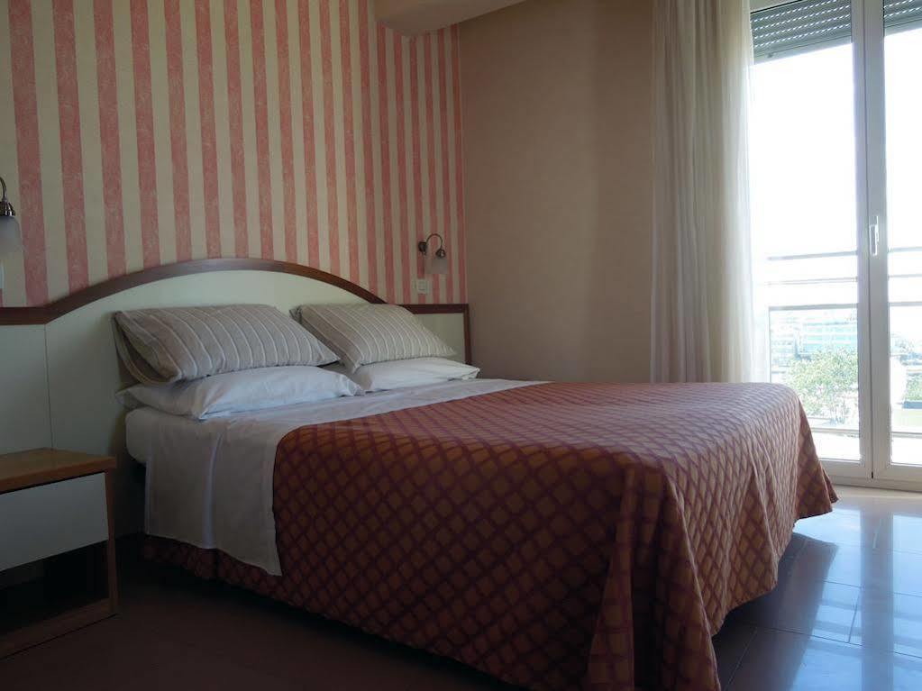 Hotel Mondial Bellaria-Igea Marina Exteriör bild